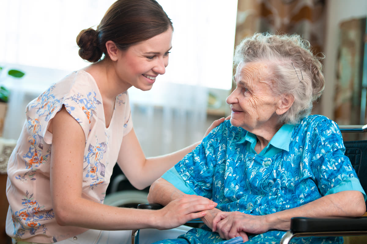 Angehörige kümmert sich fürsorglich um Seniorin