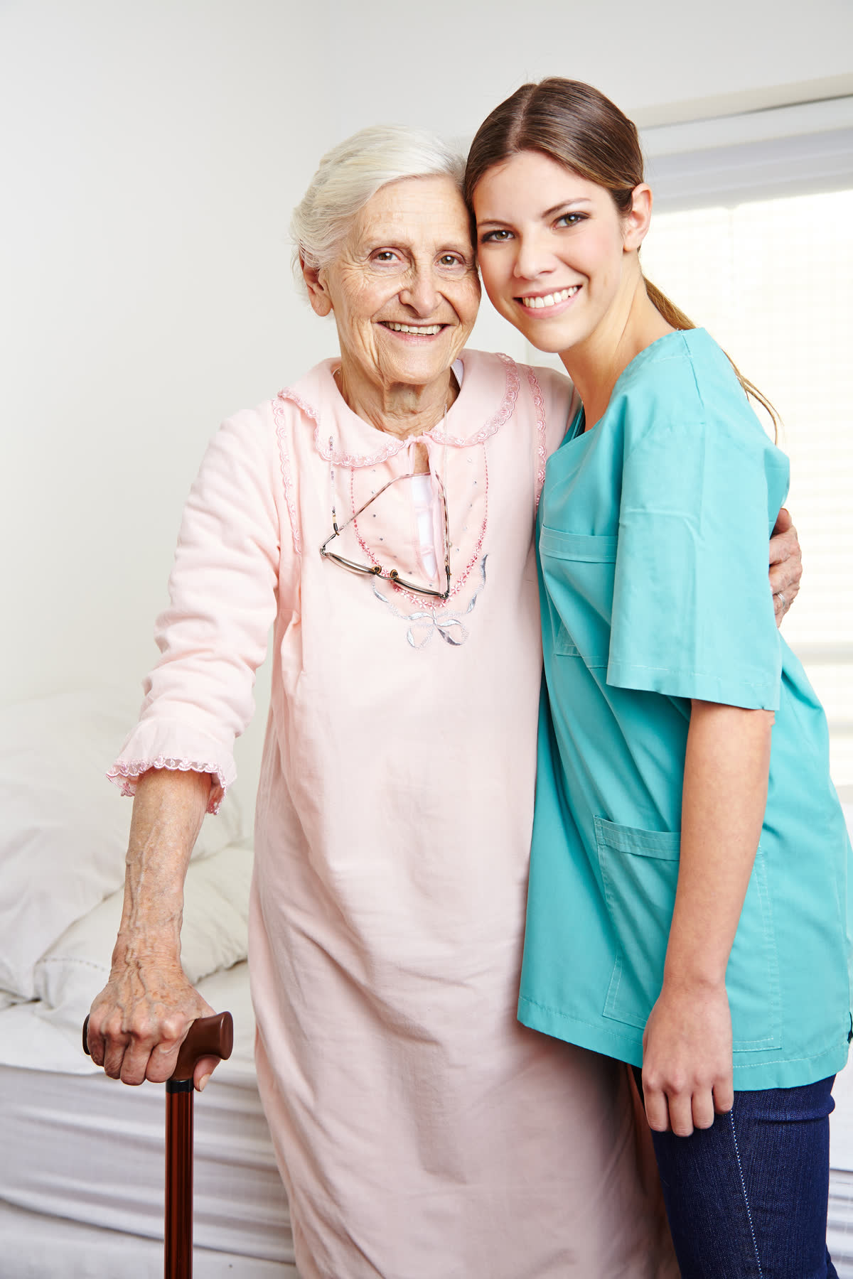 Pflegekraft und Seniorin – persönlich und herzlich