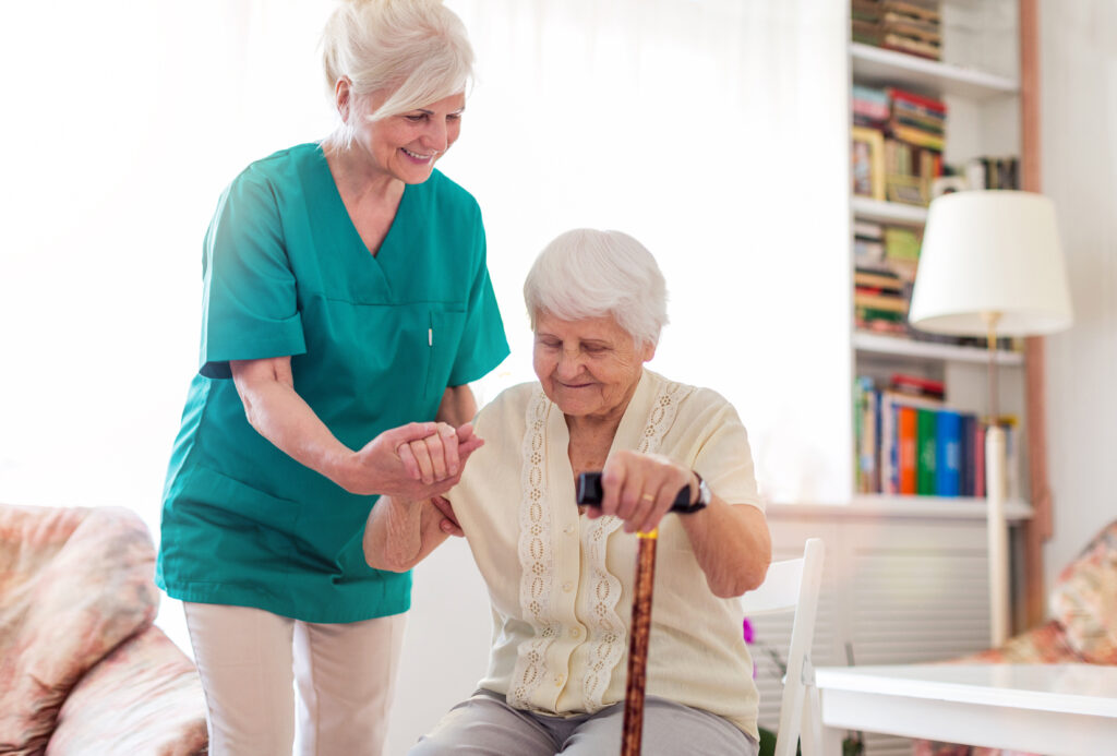 Pflegekraft betreut Seniorin zu Hause