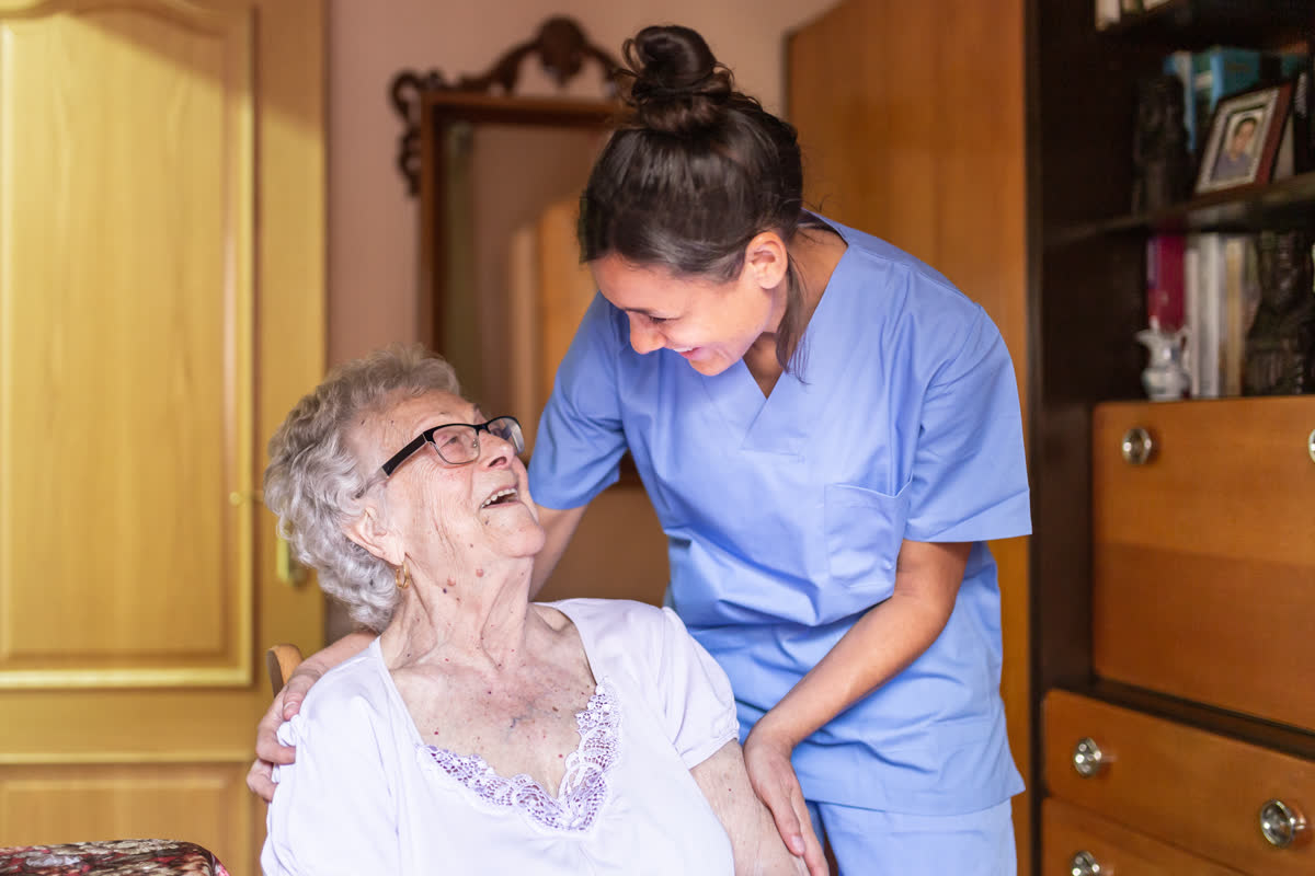 Herzliche Begegnung zwischen Pflegekraft und Seniorin